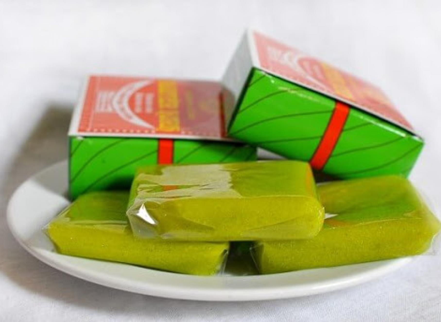 Độc đáo bánh cốm Hà Nội trên phố Hàng Than